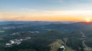 Goias, Brezilya 'da pirenopolis. Gün batımında hava görüntüsü.