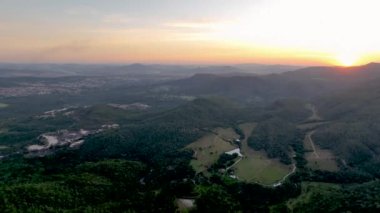 Goias 'ta pirenopolis, günbatımı hava manzarası.