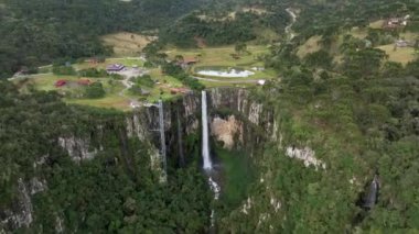 Urubici, Santa Catarina, Brezilya 'da. Hava görüntüsü. Avencal Şelalesi.