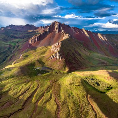 Gökkuşağı Dağı, Peru. Cusco yakınlarında Cerro Colorado olarak da bilinir. Hava Görünümü, kare resim