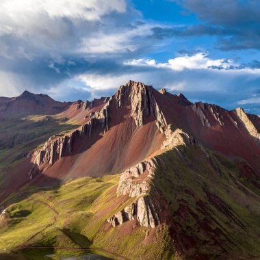 Gökkuşağı Dağı, Peru. Cusco yakınlarında Cerro Colorado olarak da bilinir. Hava Görünümü, kare resim
