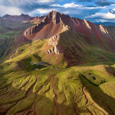 Gökkuşağı Dağı, Peru. Cusco yakınlarında Cerro Colorado olarak da bilinir. Hava Görünümü, kare resim