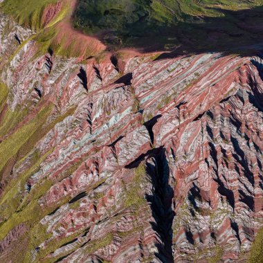 Gökkuşağı Dağı, Peru. Cusco yakınlarında Cerro Colorado olarak da bilinir. Hava Görünümü, kare resim
