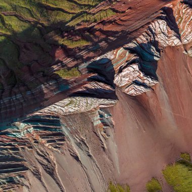 Gökkuşağı Dağı, Peru. Cusco yakınlarında Cerro Colorado olarak da bilinir. Hava Görünümü, kare resim