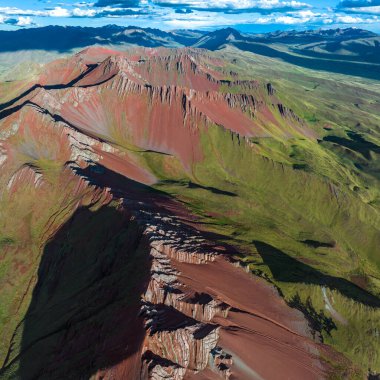 Gökkuşağı Dağı, Peru. Cusco yakınlarında Cerro Colorado olarak da bilinir. Hava Görünümü, kare resim