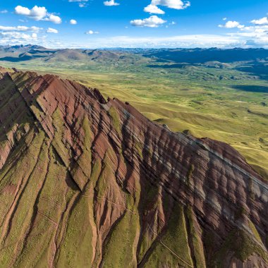 Gökkuşağı Dağı, Peru. Cusco yakınlarında Cerro Colorado olarak da bilinir. Hava Görünümü, kare resim