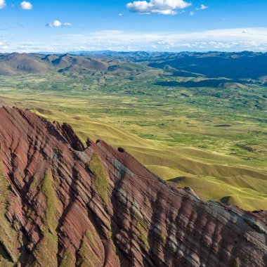 Gökkuşağı Dağı, Peru. Cusco yakınlarında Cerro Colorado olarak da bilinir. Hava Görünümü, kare resim