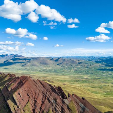 Gökkuşağı Dağı, Peru. Cusco yakınlarında Cerro Colorado olarak da bilinir. Hava Görünümü, kare resim
