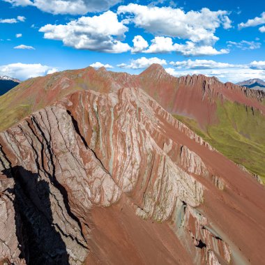Gökkuşağı Dağı, Peru. Cusco yakınlarında Cerro Colorado olarak da bilinir. Hava Görünümü, kare resim