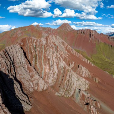 Gökkuşağı Dağı, Peru. Cusco yakınlarında Cerro Colorado olarak da bilinir. Hava Görünümü, kare resim