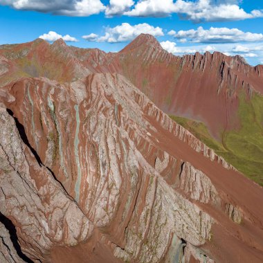 Gökkuşağı Dağı, Peru. Cusco yakınlarında Cerro Colorado olarak da bilinir. Hava Görünümü, kare resim