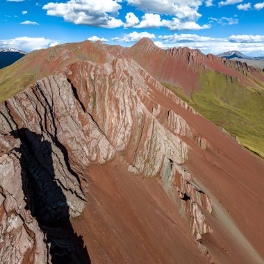 Gökkuşağı Dağı, Peru. Cusco yakınlarında Cerro Colorado olarak da bilinir. Hava Görünümü, kare resim