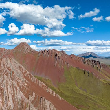Gökkuşağı Dağı, Peru. Cusco yakınlarında Cerro Colorado olarak da bilinir. Hava Görünümü, kare resim