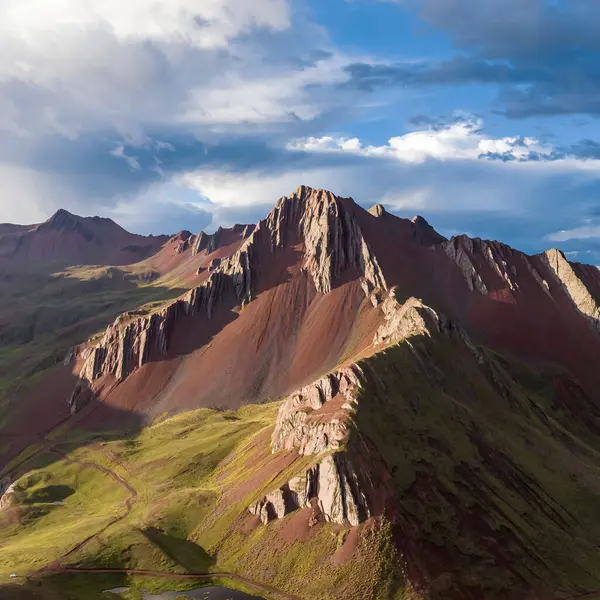 Gökkuşağı Dağı, Peru. Cusco yakınlarında Cerro Colorado olarak da bilinir. Hava Görünümü, kare resim