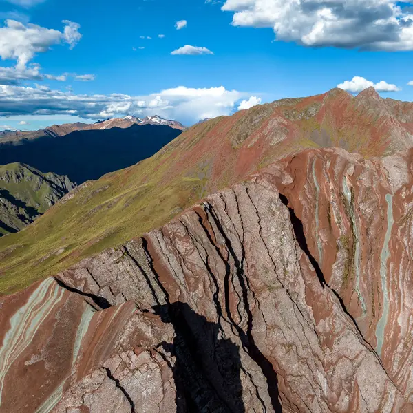 Gökkuşağı Dağı, Peru. Cusco yakınlarında Cerro Colorado olarak da bilinir. Hava Görünümü, kare resim