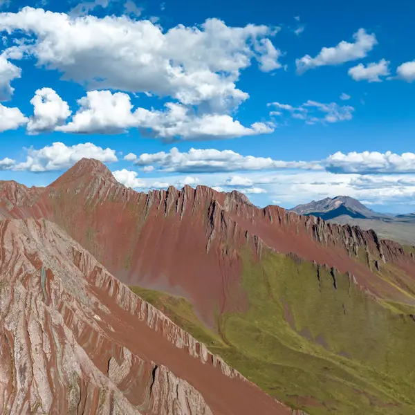 Gökkuşağı Dağı, Peru. Cusco yakınlarında Cerro Colorado olarak da bilinir. Hava Görünümü, kare resim