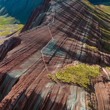 Gökkuşağı Dağı, Peru. Cusco yakınlarında Cerro Colorado olarak da bilinir. Hava Görünümü, kare resim