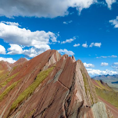 Gökkuşağı Dağı, Peru. Cusco yakınlarında Cerro Colorado olarak da bilinir. Hava Görünümü, kare resim