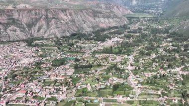 Cusco 'daki İnka Kutsal Vadisi. Urubamba Vadisi. Hava görünümü.