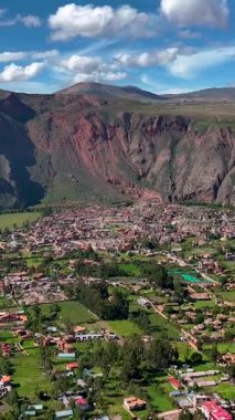 Cusco 'daki İnka Kutsal Vadisi. Urubamba Vadisi. Hava görüntüsü. Dikey video