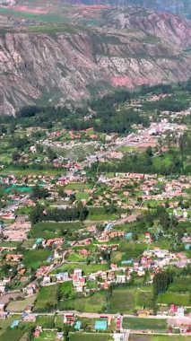 Cusco 'daki İnka Kutsal Vadisi. Urubamba Vadisi. Hava görüntüsü. Dikey video