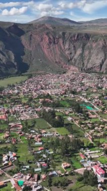Cusco 'daki İnka Kutsal Vadisi. Urubamba Vadisi. Hava görüntüsü. Dikey video