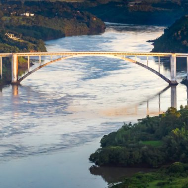Brezilya ve Paraguay arasındaki sınır ve Foz do Iguacu ile Ciudad del Este 'yi birbirine bağlar. Foz do Iguacu 'daki Ponte da Amizade. Parana nehri ile Dostluk Köprüsü 'nün havadan görüntüsü. Kare resim.