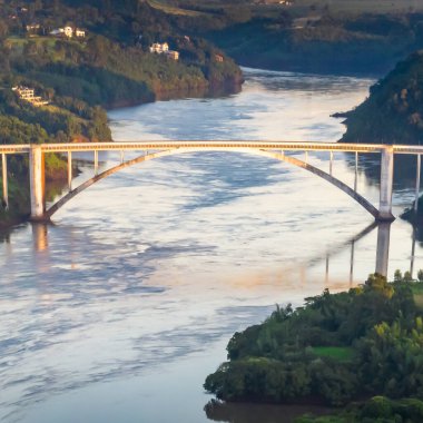 Brezilya ve Paraguay arasındaki sınır ve Foz do Iguacu ile Ciudad del Este 'yi birbirine bağlar. Foz do Iguacu 'daki Ponte da Amizade. Parana nehri ile Dostluk Köprüsü 'nün havadan görüntüsü. Kare resim.