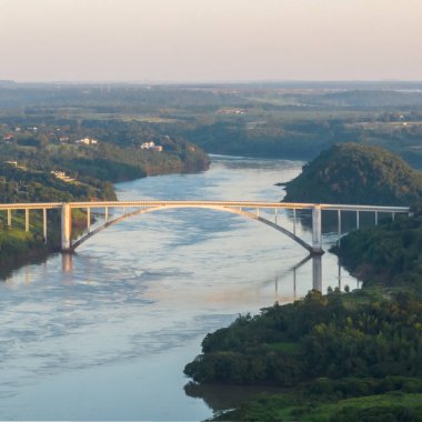 Brezilya ve Paraguay arasındaki sınır ve Foz do Iguacu ile Ciudad del Este 'yi birbirine bağlar. Foz do Iguacu 'daki Ponte da Amizade. Parana nehri ile Dostluk Köprüsü 'nün havadan görüntüsü. Kare resim.