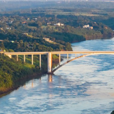 Brezilya ve Paraguay arasındaki sınır ve Foz do Iguacu ile Ciudad del Este 'yi birbirine bağlar. Foz do Iguacu 'daki Ponte da Amizade. Parana nehri ile Dostluk Köprüsü 'nün havadan görüntüsü. Kare resim.