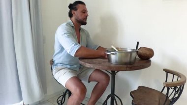 Baleia Franca, Brezilyalı bir balina Florianopolis, Brezilya 'dan arıyor. Sağ balinalar buzağılarıyla Florianopolis kıyısında yüzüyorlar..