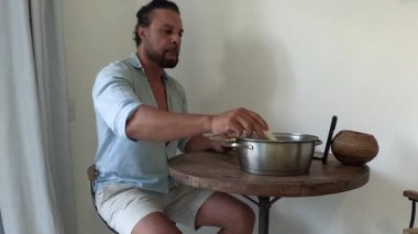 Baleia Franca, Brezilyalı bir balina Florianopolis, Brezilya 'dan arıyor. Sağ balinalar buzağılarıyla Florianopolis kıyısında yüzüyorlar..