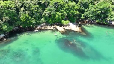 Santa Catarina 'daki Bombinhas Plajı. İHA 'yla çekilmiş bir hava görüntüsü. Brezilya.