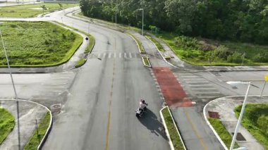 Florianopolis 'te motosiklet süren bir adam, hava manzaralı..