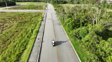 Florianopolis 'te motosiklet süren bir adam, hava manzaralı..