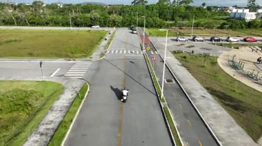 Florianopolis 'te motosiklet süren bir adam, hava manzaralı..