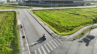 Florianopolis 'te motosiklet süren bir adam, hava manzaralı..