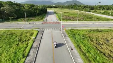 Florianopolis 'te motosiklet süren bir adam, hava manzaralı..