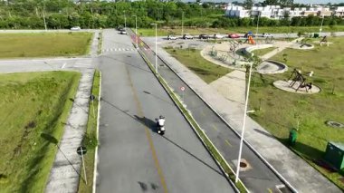 Florianopolis 'te motosiklet süren bir adam, hava manzaralı..