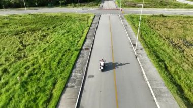 Florianopolis 'te motosiklet süren bir adam, hava manzaralı..