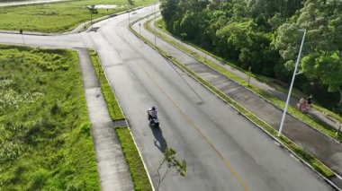Florianopolis 'te motosiklet süren bir adam, hava manzaralı..