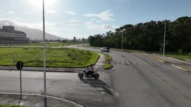 Florianopolis 'te motosiklet süren bir adam, hava manzaralı..