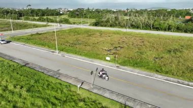Florianopolis 'te motosiklet süren bir adam, hava manzaralı..