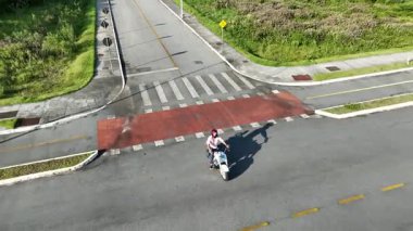 Florianopolis 'te motosiklet süren bir adam, hava manzaralı..