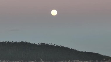 Florianopolis 'te motosiklet süren bir adam, hava manzaralı..