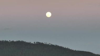 Florianopolis 'te motosiklet süren bir adam, hava manzaralı..