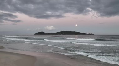 Florianopolis 'te motosiklet süren bir adam, hava manzaralı..