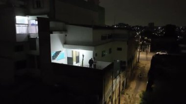 Florianopolis 'te motosiklet süren bir adam, hava manzaralı..