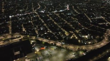 Florianopolis 'te motosiklet süren bir adam, hava manzaralı..