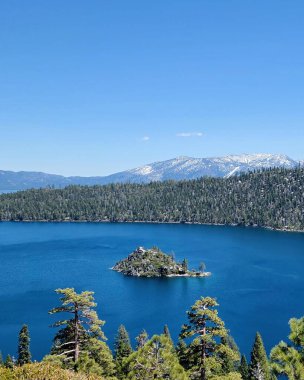 Zümrüt Körfezi 'nin ve Tahoe Gölü' ndeki Fannette Adası 'nın ilham verici hava manzarası..